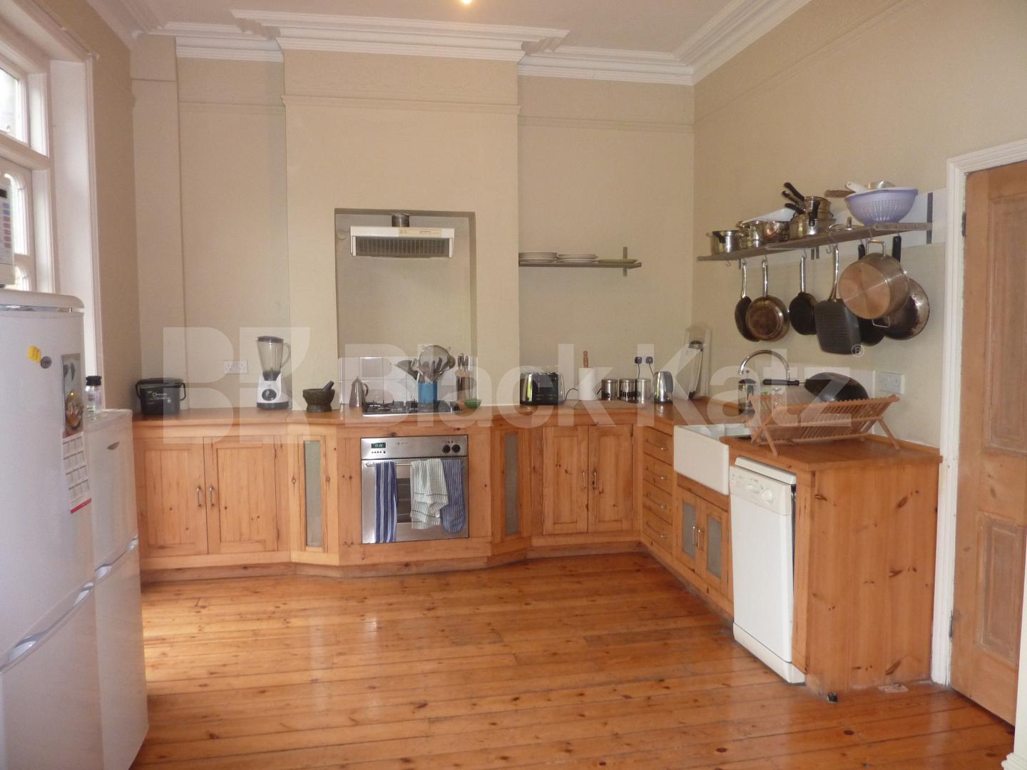 			MUST SEE !!!, 4 Bedroom, 1 bath, 1 reception Flat			 Stapleton Hall Road, FINSBURY PARK N4